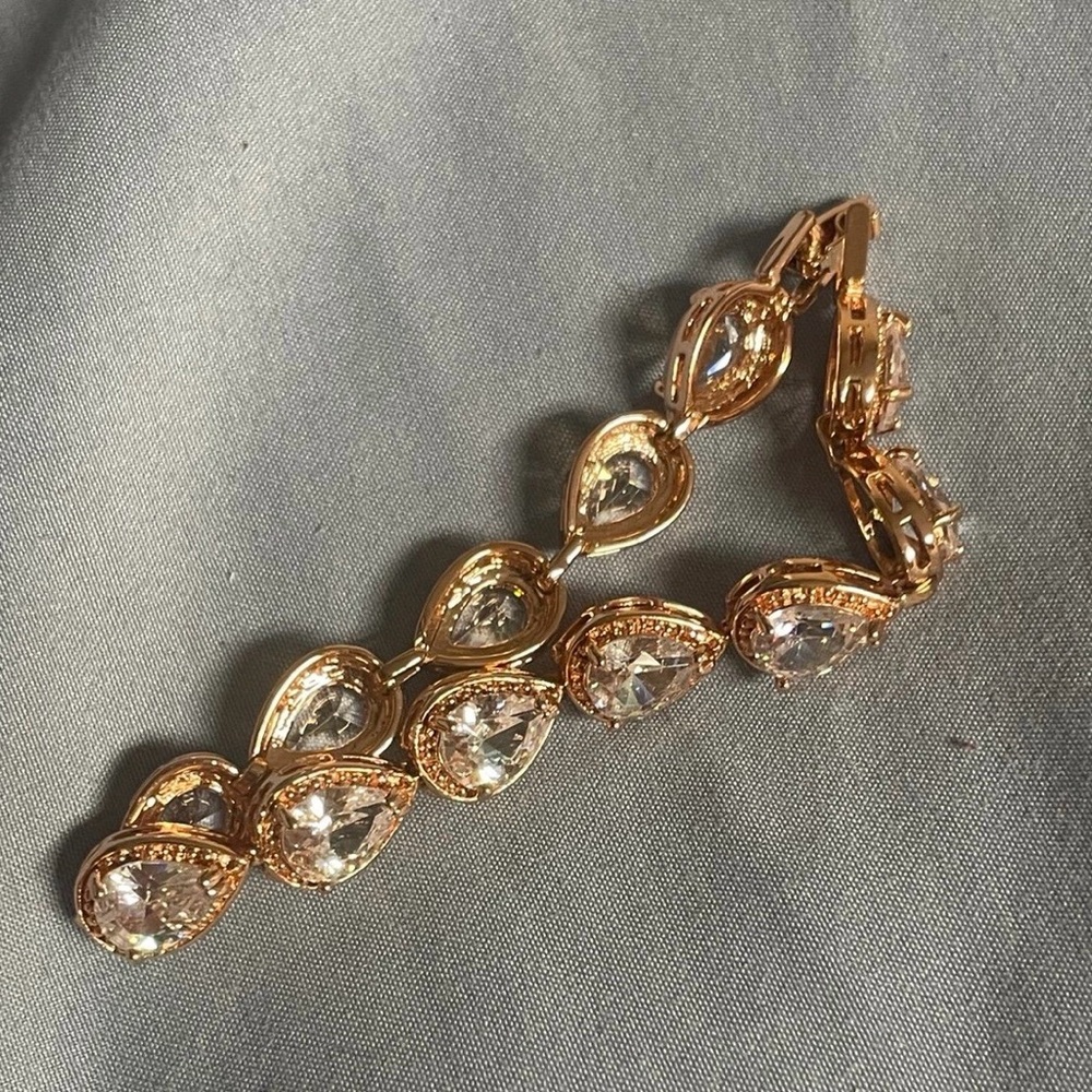 Elegant Gold and Silver Teardrop Bracelet
